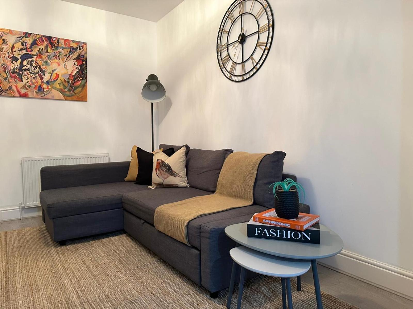 1-bed Garden Retreat, Tottenham Londra